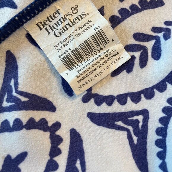 6 Rattan Trays Better Homes and Gardens Reversible Table Cloth - Picture 15 of 16